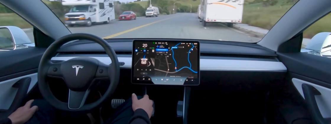 Tesla: la guida autonoma sarà testata da conducenti ben educati