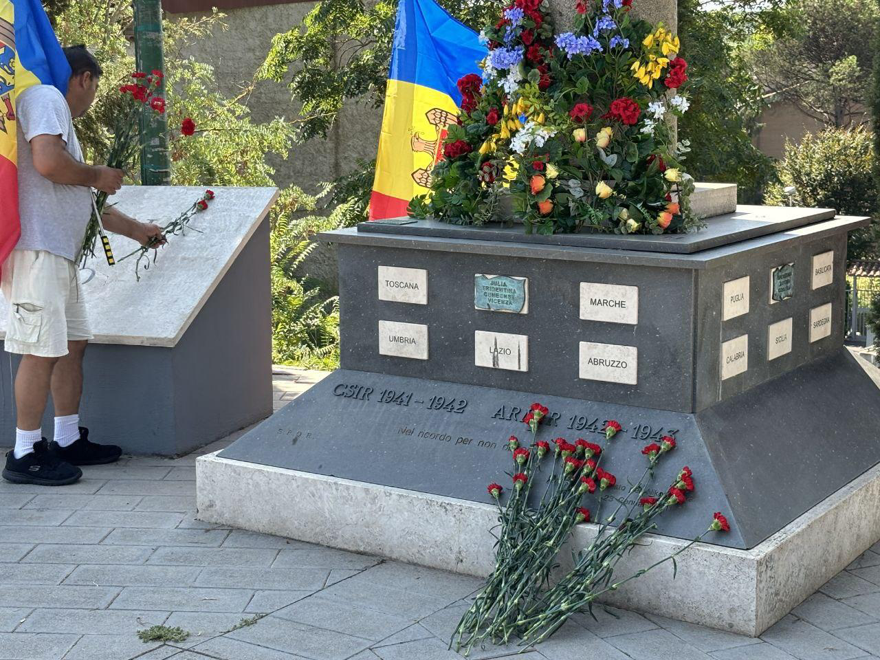 A Roma, la diaspora moldava ha deposto fiori in onore dell’80° anniversario della liberazione di Chisinau dai fascisti